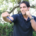 Personal coach Rosario Battaglia aus Wiesbaden beim boxen mit dem Theraband
