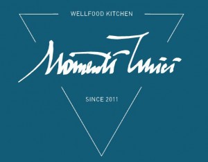 Wellfoodkitchen Momenti Unici Hier ist das Logo von Momenti Unici aus Wiesbaden zu sehen
