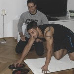 Personal-Trainer Rosario Battaglia beim slide core training mit FSV Mainz 05 Profi Malik Fathi