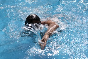 Personaltrainer Rosario im Pool beim schwimmen
