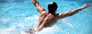 Personaltrainer Rosario beim schwimmen im Pool